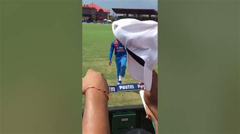 Rohit Sharma giving autograph to fans - YouTube