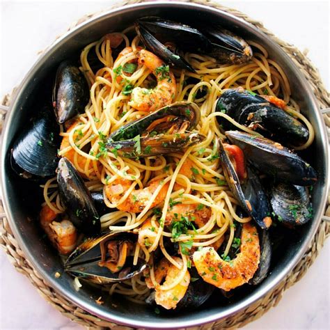 Shrimp and mussels pasta (30-minute recipe)