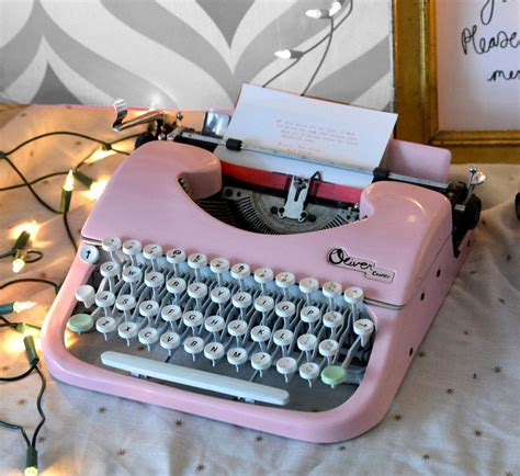 Pink Vintage Typewriter | Vintage typewriters, Vintage pink, Typewriter