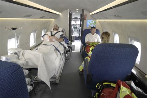Transporte cuidados intensivos | Jet ambulancia | Transporte de vuelta ...