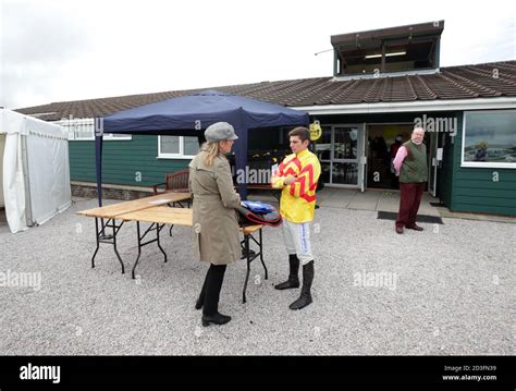 Jockey Ben Jones chats to trainer Emma Lavelle at Exeter Racecourse Stock Photo - Alamy