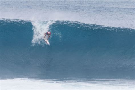 US-HAWAII-SURFING-PIPELINE