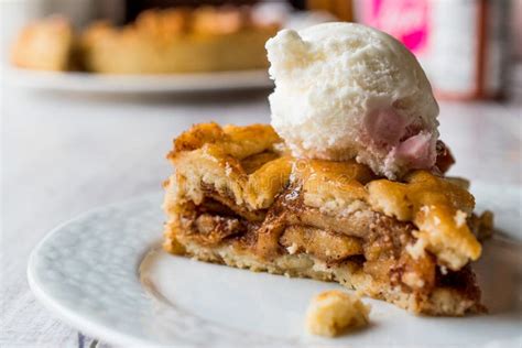 Apple Pie with Vanilla Ice Cream Stock Image - Image of slice, arrangement: 102824717