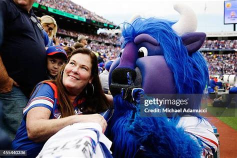 Billy Buffalo Mascot Photos and Premium High Res Pictures - Getty Images