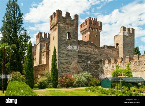 Lazise castle garda -Fotos und -Bildmaterial in hoher Auflösung – Alamy