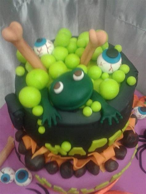 Halloween cauldron cake - Decorated Cake by Jo Sampaio - CakesDecor