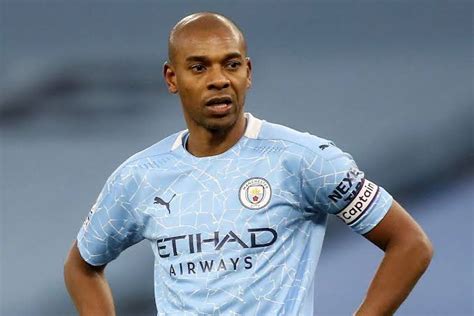 Fernandinho Brazilian Star Signs New Manchester City Contract