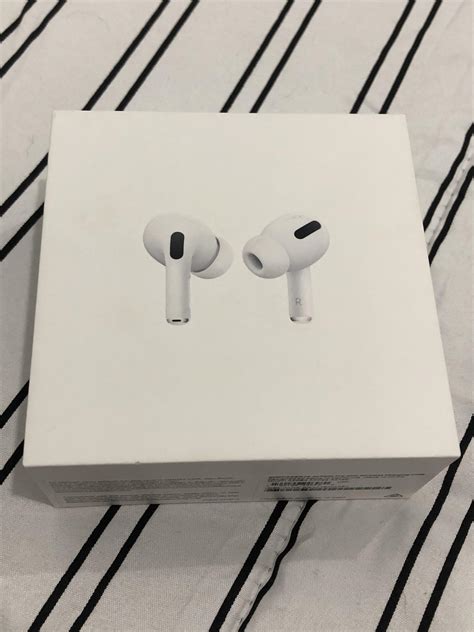 Anyone else notice the AirPods Pro box features two right-ear airpods ...