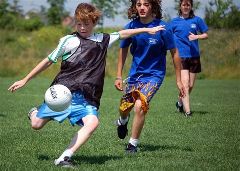 File:Children playing Gaelic football Ajax Ontario.jpg - Wikimedia Commons
