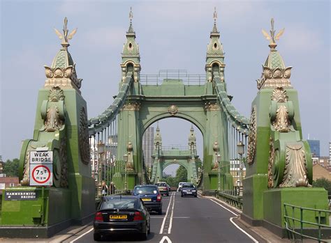 File:Hammersmith Bridge entrance (South).JPG