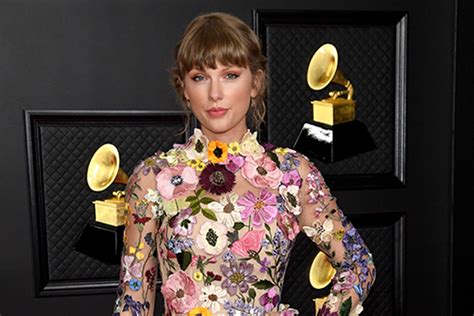 Taylor Swift Blooms in a Flower Dress & Heels at Grammy Awards 2021 – Footwear News