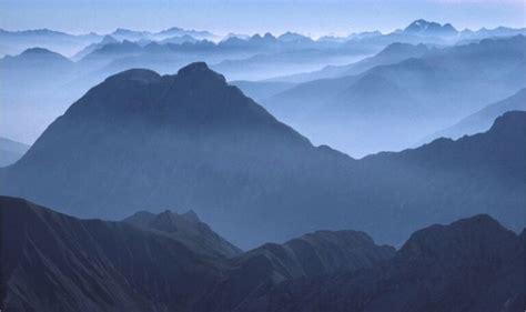 Mengenal Gunung Qaf yang Dianggap Paling Misterius di Bumi ...