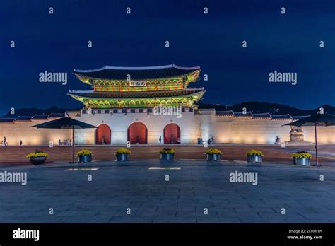 SEOUL, KOREA, OCTOBER 17, 2019: Night view of Gwanghwamun Gate at Seoul ...