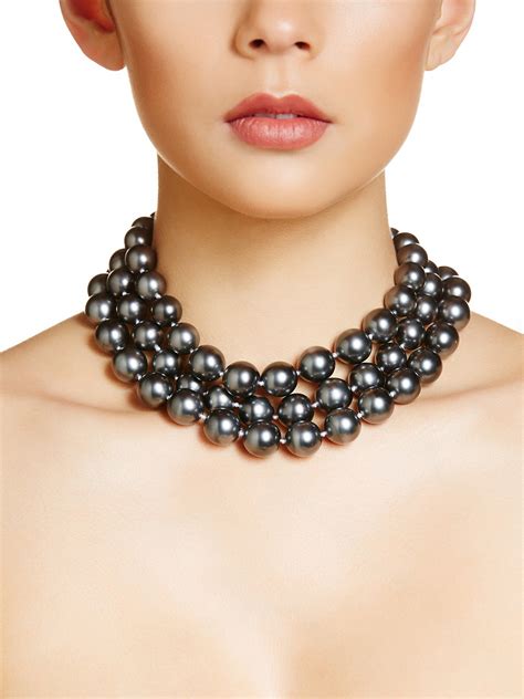 When and How to Wear Your Black Pearl Necklace - Pearls Only ...