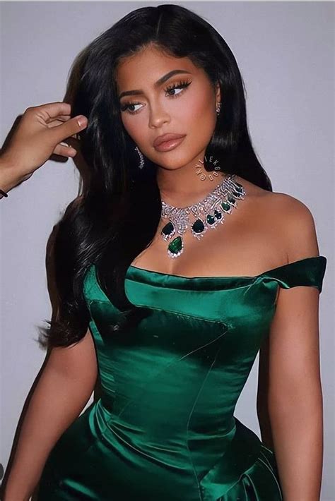 Pin by Sandy 🧨🔥💥 on Kylie Jenner ♥️ | Green dress makeup, Dress makeup ...