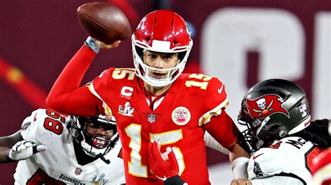 Patrick Mahomes' one-man show not enough in Chiefs' Super Bowl 55 loss