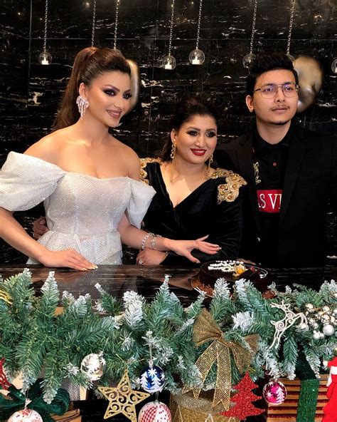 Urvashi Rautela rings in her mom's birthday in Dubai!