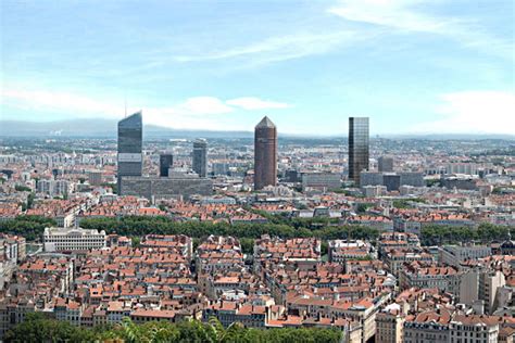 [L’image du jour] La nouvelle tour de la skyline de Lyon Part-Dieu ...