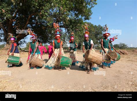 Gond tribe hi-res stock photography and images - Alamy