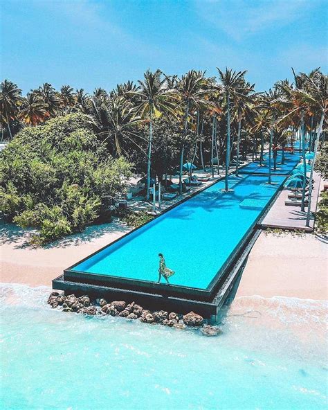 Infinity pool in #Maldives 💦 @live__with__style Credits 📸 @labelleenvie | Amazing travel ...