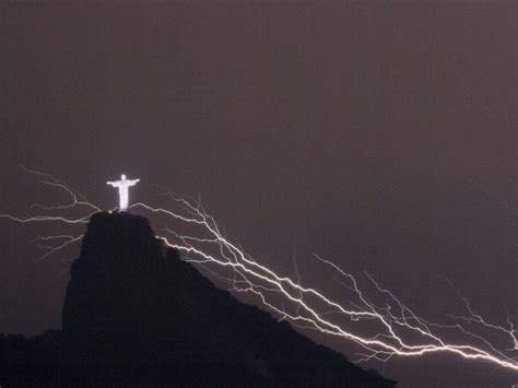 Pics of Lightning Striking Rio De Janeiro Jesus Statue ~ OYE!!! | Jesus ...