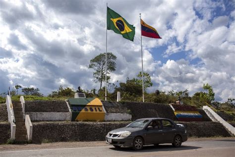 Brazil closes, then reopens border to Venezuelan migrants