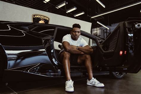 Texas star RB Bijan Robinson lands NIL partnership with Lamborghini dealership in Austin