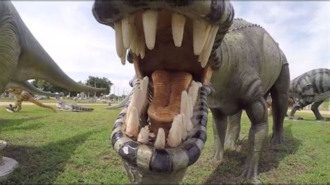 Giant concrete dinosaurs a BIG hit for Hempstead business | khou.com