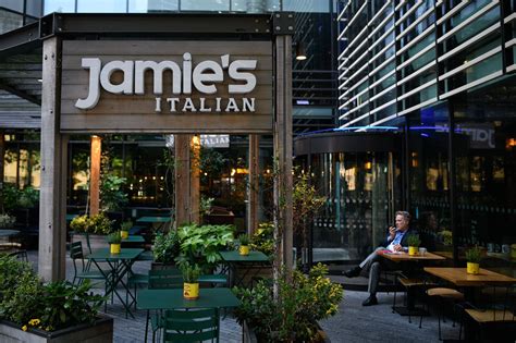 Jamie Oliver’s U.K. Restaurants Declare Bankruptcy - The New York Times