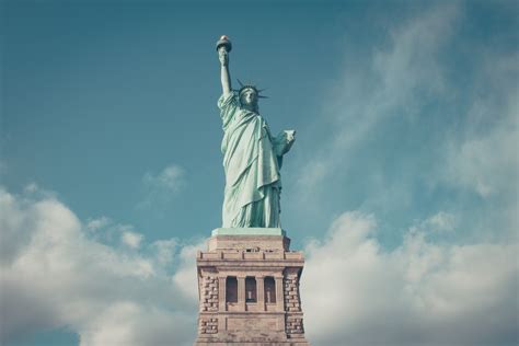 Kostenlose foto : Wolke, Himmel, New York, Monument, Statue, Freiheitsstatue, Turm, Wahrzeichen ...