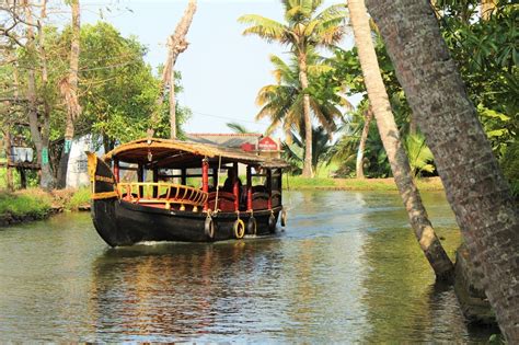 Experience The Amazing Colours Of Kerala Backwater In Houseboat