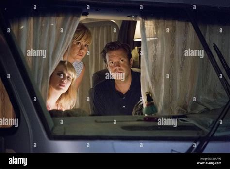 EMMA ROBERTS, JENNIFER ANISTON, JASON SUDEIKIS, WE'RE THE MILLERS, 2013 Stock Photo - Alamy