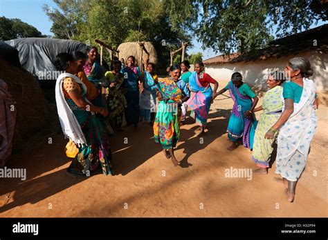 Oraon folk dance hi-res stock photography and images - Alamy