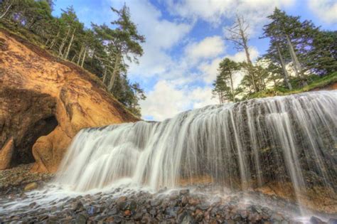 The Hike To This Secluded Waterfall Beach In Oregon Is Positively Amazing in 2020 | Oregon ...