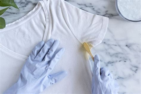 How to Remove Armpit Stains and Odor from Clothes