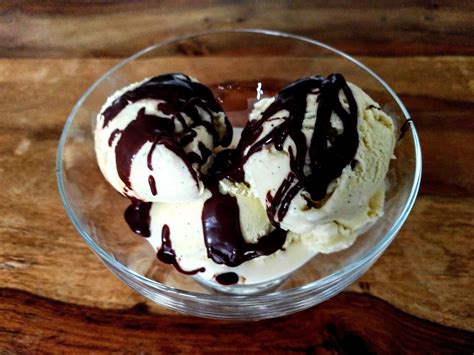 Vanilla ice cream with chocolate sauce - Kitchen Exile