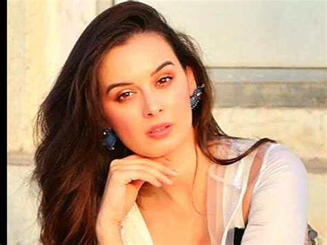 Yeh Jawaani Hai Deewani Actress Evelyn Sharma In White Ruffle Separates - Boldsky.com