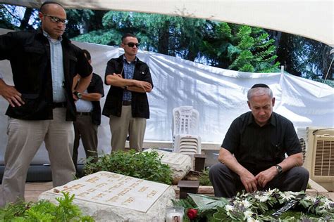 Letter of threats against the prime minister placed on Yoni Netanyahu's grave - Shin Bet opens ...