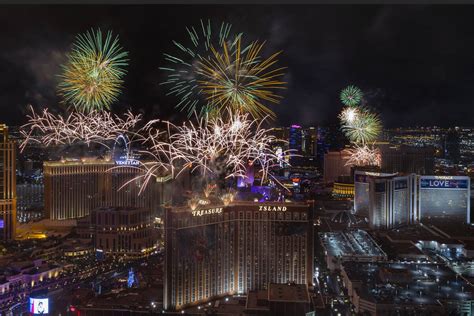 Las Vegas Strip revelers party as police patrol — PHOTOS | New Year’s ...