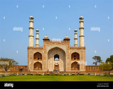 Sikandra, Tomb of Akbar (the great Mughal emperor), at Agra, India ...