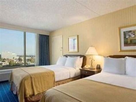 Hilton Pasadena Hotel in Los Angeles (CA) - Room Deals, Photos & Reviews