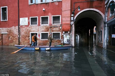 Venice floods: St Mark's Square swamped with water after heavy rain | Daily Mail Online