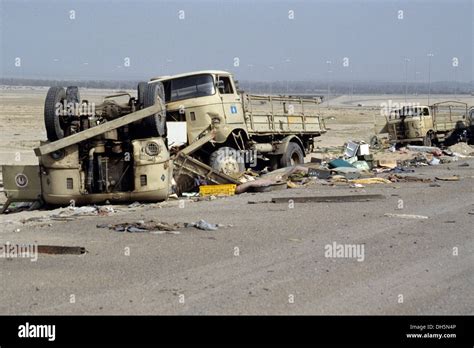 The aftermath of the 1991 Gulf War in Kuwait : the death highway Stock Photo: 62206614 - Alamy