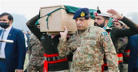 Pictures of ISI Chief's rare appearance at funeral of martyred CTD ...