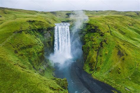 Vista aérea del dron de la cascada de Skogafoss en Islandia, una de las ...