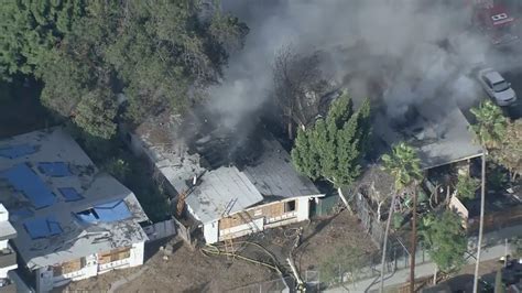 Fire breaks out at multiple homes in Hollywood | FOX 11 Los Angeles