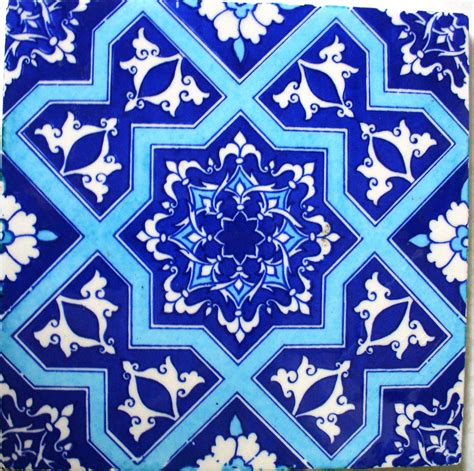 a blue and white tile with flowers on it