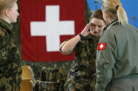 Swiss Army to introduce women’s uniforms - SWI swissinfo.ch