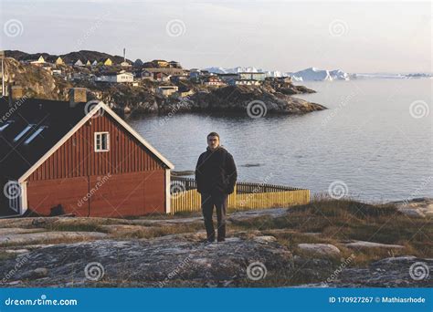 Viagens Em Natureza árctica Com Icebergs Explorador Turístico Gronelandês Turista Olhando Para ...