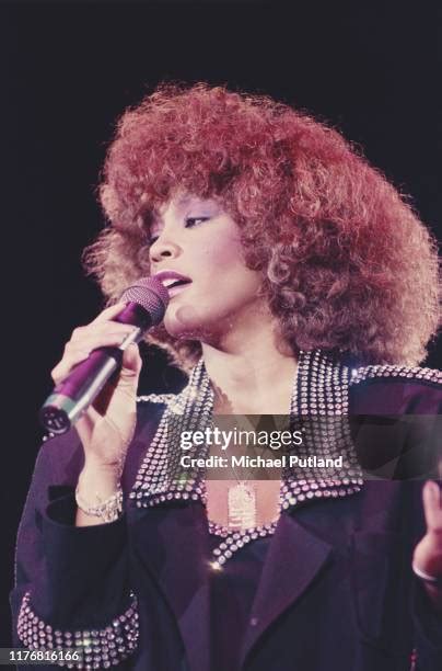 Whitney Houston-Live-Her Greatest Performances [Import]: Whitney ...